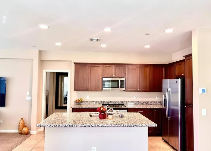 Upscale Desert Golf Pool Dining Hot Tub Holiday home
